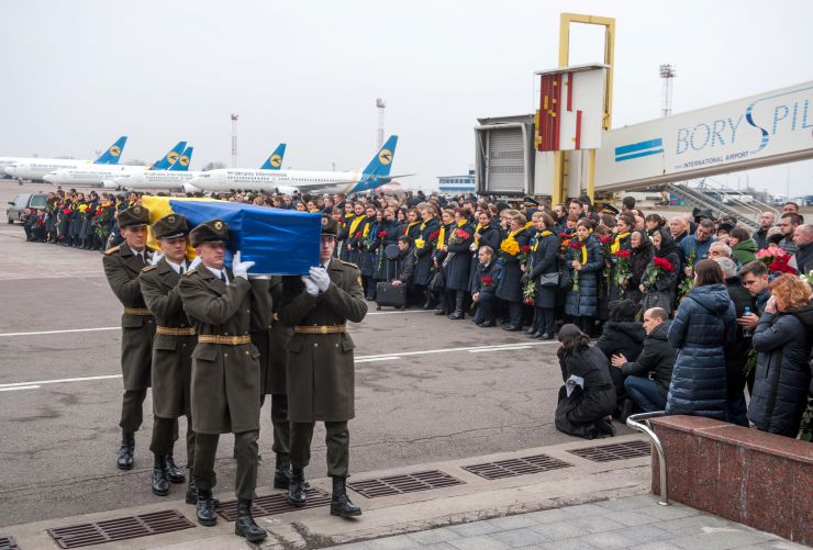 Учасники церемонії вшанування пам’яті українських пасажирів та членів екіпажу рейсу PS752 літака авіакомпанії 